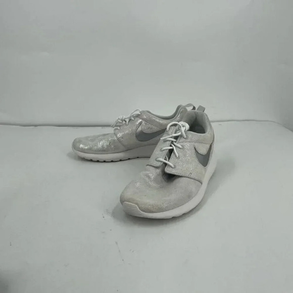 Nike Women's Roshe One Premium Metallic Platinum 833928-009 Sneaker Size 7.5 - Picture 4 of 11